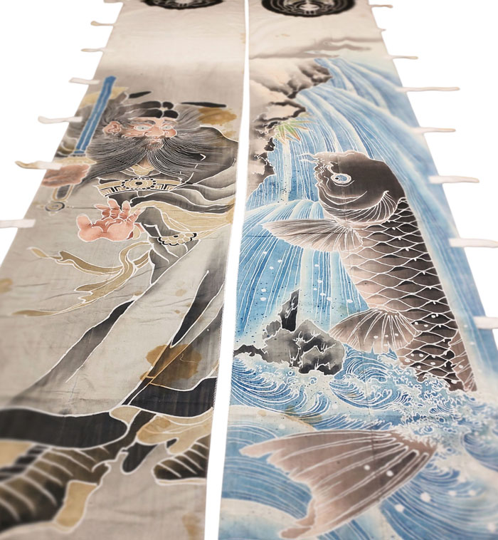 江戸後期の武者絵のぼり《鯉の滝のぼり》（右）——鯉意匠が幟図像として先行した例｜いわき絵のぼり吉田蔵